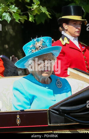 Il Mall. Londra. Regno Unito 9 Giugno 2018 - HM Queen Elizabeth II unite da altri membri della famiglia reale corsa lungo il centro commerciale all'aperto in un carrello superiore durante il Trooping il colore che segna il 92celebrazione della regina del compleanno ufficiale durante la quale ella ispeziona le truppe dalla famiglia divisione come essi marzo a Whitehall, prima di guardare un fly-passato dal balcone del Palazzo di Buckingham. Credito: Dinendra Haria/Alamy Live News Foto Stock