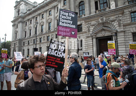 I gruppi di opposizione raccogliere aginst una manifestazione per chiedere la liberazione dalla prigione di ex Difesa inglese League, EDL, leader Tommy Robinson il 9 giugno 2018 a Londra, Inghilterra, Regno Unito. Estrema destra gruppi riuniti gridando Free Tommy Robinson, accusando la polizia per il suo arresto e la chiamata per la libertà di espressione sono stati barracked heckled e dal razzismo anri contestatori. Credito: Michael Kemp/Alamy Live News Foto Stock