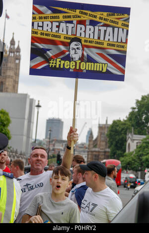 Londra, UK, 9 giugno 2018. I sostenitori di Tommy Robinson in Whitehall Credito: Alex Cavendish/Alamy Live News Foto Stock