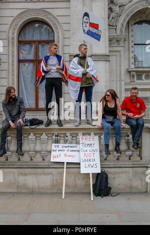 Londra, UK, 9 giugno 2018. I sostenitori di Tommy Robinson Credito: Alex Cavendish/Alamy Live News Foto Stock