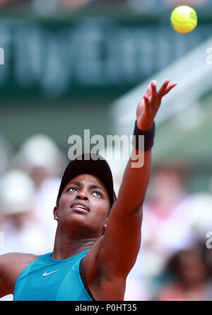 Parigi. Il 9 giugno, 2018. Sloane Stephens degli Stati Uniti serve durante la singolare femminile finale contro Simona Halep di Romania presso l'Open di Francia di Tennis Tournament 2018 a Parigi in Francia il 9 giugno 2018. Credito: Luo Huanhuan/Xinhua/Alamy Live News Foto Stock