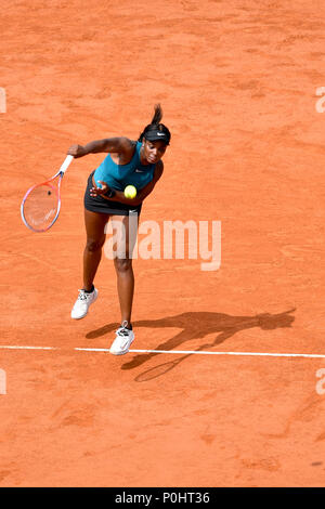 Parigi. Il 9 giugno, 2018. Sloane Stephens degli Stati Uniti serve durante la singolare femminile finale contro Simona Halep di Romania presso l'Open di Francia di Tennis Tournament 2018 a Parigi in Francia il 9 giugno 2018. Credito: Chen Yichen/Xinhua/Alamy Live News Foto Stock