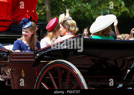 Il Mall. Londra. Regno Unito 9 Giugno 2018 - La Principessa Eugenie,Sophie,Contessa di Wessex. HM Queen Elizabeth II unite da altri membri della famiglia reale corsa lungo il centro commerciale all'aperto in un carrello superiore durante il Trooping il colore che segna il 92celebrazione della regina del compleanno ufficiale durante la quale ella ispeziona le truppe dalla famiglia divisione come essi marzo a Whitehall, prima di guardare un fly-passato dal balcone del Palazzo di Buckingham. Credito: Dinendra Haria/Alamy Live News Foto Stock