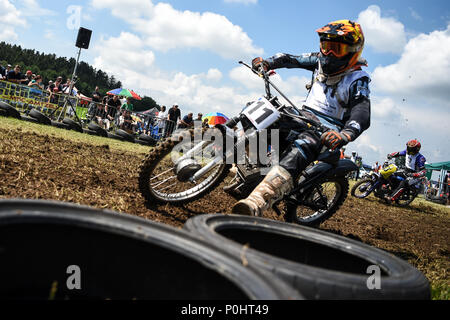 Germania, Wetzisreute, 09 giugno 2018, un pilota sul suo Simson in azione durante il Simson- und Rasemaehrerrennen (lit. Simson e tosaerba racing). Foto: Felix Kästle/dpa Credito: dpa picture alliance/Alamy Live News Foto Stock