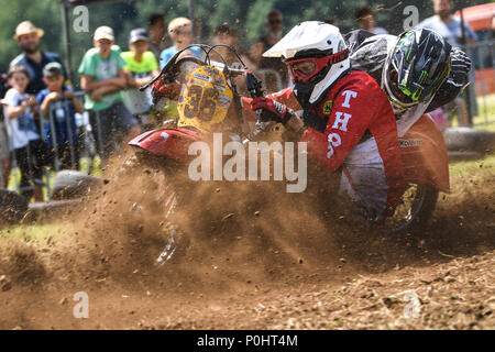 Germania, Wetzisreute, 09 giugno 2018, un Simson team in azione durante il Simson- und Rasemaehrerrennen (lit. Simson e tosaerba racing). Foto: Felix Kästle/dpa Credito: dpa picture alliance/Alamy Live News Foto Stock