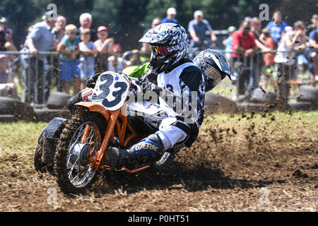 Germania, Wetzisreute, 09 giugno 2018, un Simson team in azione durante il Simson- und Rasemaehrerrennen (lit. Simson e tosaerba racing). Foto: Felix Kästle/dpa Credito: dpa picture alliance/Alamy Live News Foto Stock