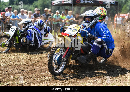 Germania, Wetzisreute, 09 giugno 2018, Due Simson squadre in azione durante il Simson- und Rasemaehrerrennen (lit. Simson e tosaerba racing). Foto: Felix Kästle/dpa Credito: dpa picture alliance/Alamy Live News Foto Stock