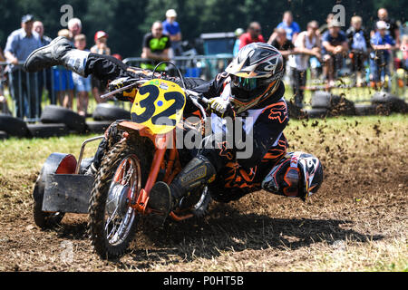 Germania, Wetzisreute, 09 giugno 2018, un Simson team in azione durante il Simson- und Rasemaehrerrennen (lit. Simson e tosaerba racing). Hermann Hein (78 l) da Berlin è il più vecchio sidecar rider in gara, il passeggero pillion è Frank Schnepf. Foto: Felix Kästle/dpa Credito: dpa picture alliance/Alamy Live News Foto Stock