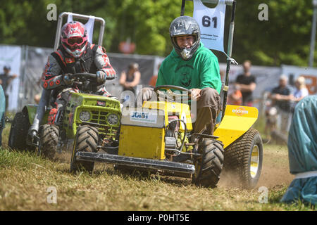 Germania, Wetzisreute, 09 giugno 2018, Due migliorata tosaerba in azione durante il Simson- und Rasemaehrerrennen (lit. Simson e tosaerba racing). Foto: Felix Kästle/dpa Credito: dpa picture alliance/Alamy Live News Foto Stock