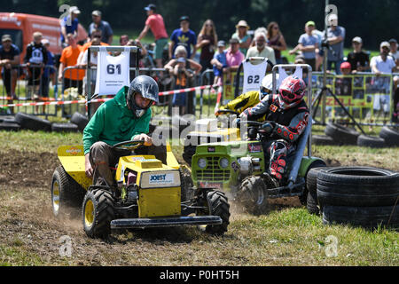 Germania, Wetzisreute, 09 giugno 2018, tre migliorata tosaerba in azione durante il Simson- und Rasemaehrerrennen (lit. Simson e tosaerba racing). Foto: Felix Kästle/dpa Credito: dpa picture alliance/Alamy Live News Foto Stock