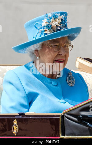 HRH Queen Elizabeth II a Trooping il colore e il compleanno del Queens Parade sabato 9 giugno 2018 in Buckingham Palace di Londra . Nella foto: HRH Queen Elizabeth II, viaggia dal palazzo, lungo il Mall a Horseguards Parade dove le guardie Coldstream truppa sarà il loro colore. Foto di Julie Edwards. Credito: Julie Edwards/Alamy Live News Foto Stock