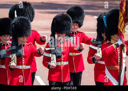 Irlandese guardie a Trooping il colore e il compleanno del Queens Parade sabato 9 giugno 2018 in Buckingham Palace di Londra . Nella foto: irlandese Guardie marzo dal baracks, lungo il Mall a Horseguards Parade dove le guardie Coldstream truppa sarà il loro colore. Foto di Julie Edwards. Credito: Julie Edwards/Alamy Live News Foto Stock