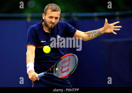 Londra, UK, Daniel Evans di Gran Bretagna in azione nel suo semi finale contro Jeremy Chardy della Francia. Fuzion 100 Surbiton Trophy 2018 tennis evento , il giorno 6 a Surbiton racket e fitness club a Surbiton Surrey, sabato 9 giugno 2018. Questa immagine può essere utilizzata solo per scopi editoriali. Solo uso editoriale, pic da Steffan Bowen/Andrew Orchard fotografia sportiva/Alamy Live news Foto Stock