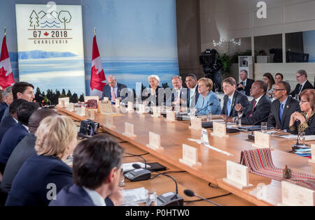 La Malbaie, Canada. 09 Giugno, 2018. La Malbaie, Canada. 09 giugno 2018, il primo ministro canadese Justin Trudeau (l) che parla all'inizio di una sessione di lavoro con il 'outreach paesi". Foto: Michael Kappeler/dpa Foto Stock