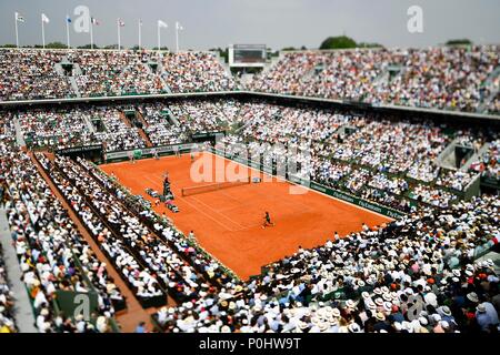 Parigi. Il 9 giugno, 2018. Simona Halep di Romania e Sloane Stephens degli Stati Uniti sono visti durante il singolare femminile finale agli Open di Francia di Tennis Tournament 2018 a Parigi in Francia il 9 giugno 2018. Credito: Chen Yichen/Xinhua/Alamy Live News Foto Stock