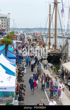 Poole, Regno Unito. Il 9 giugno, 2018. I visitatori guardano con bancarelle e imbarcazioni presso il porto di Poole Boat Show, un free festival marittimo nel Dorset. Credito: Thomas Faull/Alamy Live News Foto Stock