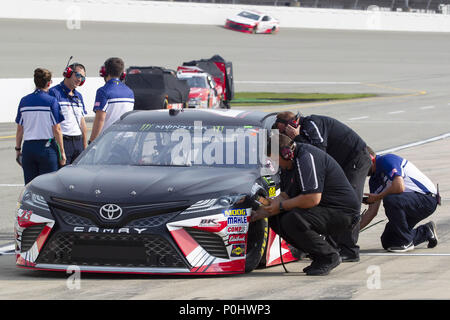 Brooklyn, Michigan, Stati Uniti d'America. Il 12 maggio 2018. NASCAR driver GAULDING GRIGIO (23) parla al suo equipaggio buca sulla strada pit durante la pratica in Michigan International Speedway. Credito: Scott Mapes/ZUMA filo/Alamy Live News Foto Stock