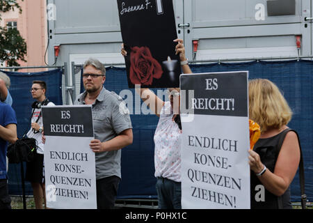 Mainz, Germania. Il 9 giugno 2018. Guido Reil (sinistra), un membro del partito federale scheda dell'AFD, detiene un cartello che recita "è sufficiente - trarre le necessarie conclusioni". Il gruppo parlamentare del Landtag (parlamento) della Renania Palatinato del diritto-ala partito AfD (alternativa per la Germania) ha organizzato una veglia al di fuori della Renania Palatinato Cancelleria di Stato in Mainz per l'adolescente Susanna F., che è stato ucciso da un richiedente asilo. Credito: Michael Debets/Alamy Live News Foto Stock