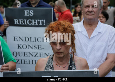 Mainz, Germania. Il 9 giugno 2018. Un manifestante sorregge un cartello che recita "è sufficiente - trarre le necessarie conclusioni". Il gruppo parlamentare del Landtag (parlamento) della Renania Palatinato del diritto-ala partito AfD (alternativa per la Germania) ha organizzato una veglia al di fuori della Renania Palatinato Cancelleria di Stato in Mainz per l'adolescente Susanna F., che è stato ucciso da un richiedente asilo. Essi hanno anche chiamato per entrambi Credito: Michael Debets/Alamy Live News Credito: Michael Debets/Alamy Live News Foto Stock