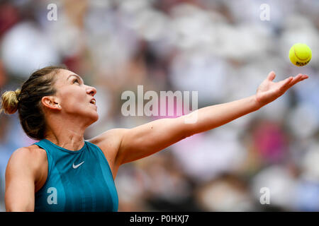 Parigi. Il 9 giugno, 2018. Simona Halep di Romania serve durante la singolare femminile finale contro Sloane Stephens degli Stati Uniti presso l'Open di Francia di Tennis Tournament 2018 a Parigi in Francia il 9 giugno 2018. Credito: Chen Yichen/Xinhua/Alamy Live News Foto Stock