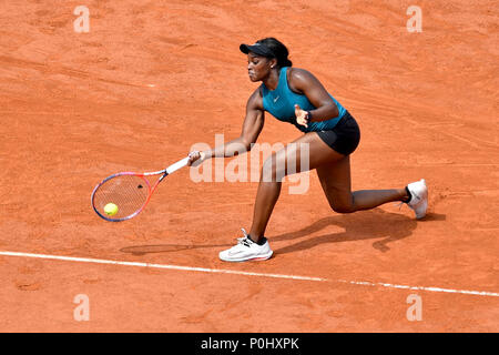 Parigi. Il 9 giugno, 2018. Sloane Stephens degli Stati Uniti restituisce un colpo durante il singolare femminile finale contro Simona Halep di Romania presso l'Open di Francia di Tennis Tournament 2018 a Parigi in Francia il 9 giugno 2018. Credito: Chen Yichen/Xinhua/Alamy Live News Foto Stock