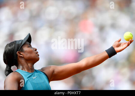 Parigi. Il 9 giugno, 2018. Sloane Stephens degli Stati Uniti serve durante la singolare femminile finale contro Simona Halep di Romania presso l'Open di Francia di Tennis Tournament 2018 a Parigi in Francia il 9 giugno 2018. Credito: Chen Yichen/Xinhua/Alamy Live News Foto Stock