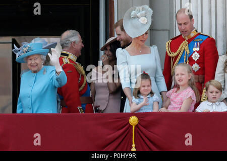 Londra, Regno Unito. Il 9 giugno, 2018. La Gran Bretagna è la Regina Elisabetta II (1L) onde sul balcone di Buckingham Palace durante il Trooping il colore cerimonia per la Regina Elisabetta II 92compleanno a Londra, in Gran Bretagna il 9 giugno 2018. Credito: Tim Irlanda/Xinhua/Alamy Live News Foto Stock