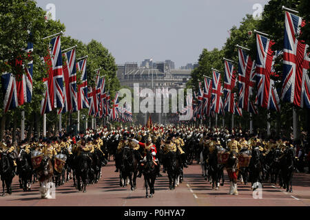 Londra, Regno Unito. Il 9 giugno, 2018. Soldati corsa giù il Mall a Buckingham Palace durante il Trooping del colore cerimonia per la Regina Elisabetta II 92compleanno a Londra, in Gran Bretagna il 9 giugno 2018. Credito: Tim Irlanda/Xinhua/Alamy Live News Foto Stock