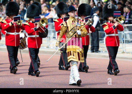 Londra, Regno Unito. Il 9 giugno 2018. Trooping il colore. Coldstream Guards marciando su parata nel centro commerciale Credito: Raymond codolo/Alamy Live News Foto Stock