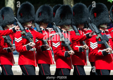 Londra, Regno Unito. Il 9 giugno 2018. Trooping il colore. Coldstream Guards marciando su parata nel centro commerciale Credito: Raymond codolo/Alamy Live News Foto Stock