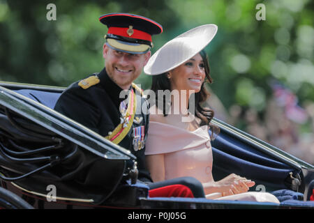 Londra, Regno Unito. Il 9 giugno 2018. S.a.r. il principe Harry e sua moglie, Meghan, ora chiamato il duca e Duchdess del Sussex, giro in un carro trainato da cavalli in processione lungo il Mall at Trooping il colore, il compleanno di Queens Parade. Londra. Questo è Meghan, duchessa di Sussex prima apparizione alla processione. Credito: amanda rose/Alamy Live News Foto Stock