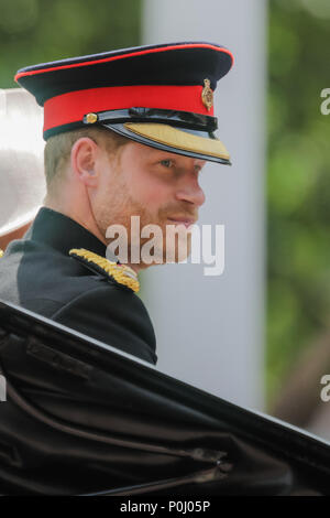 Londra, Regno Unito. Il 9 giugno 2018. S.a.r. il principe Harry, ora chiamato il Duca di Sussex, gite in un carro trainato da cavalli in processione lungo il Mall at Trooping il colore, il compleanno di Queens Parade. Londra. Credito: amanda rose/Alamy Live News Foto Stock