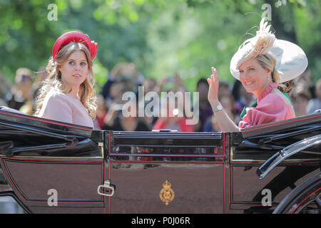 Londra, Regno Unito. Il 9 giugno 2018. La principessa Beatrice di York e Sophie, Contessa di Wessex giro in un carro trainato da cavalli in processione lungo il Mall at Trooping il colore, il compleanno di Queens Parade. Londra. Credito: amanda rose/Alamy Live News Foto Stock