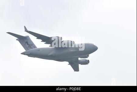 Londra, Regno Unito. Il 9 giugno 2018. ZZ176 Royal Air Force (RAF) Boeing C-17A Globemaster III, con il 99 squadron centenario livrea sulla coda nella flypast per il Trooping del colore. Londra. Regno Unito. 09/06/2018. Credito: Sport In immagini/Alamy Live News Foto Stock