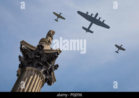 Londra, Regno Unito. Il 9 giugno 2018. Royal fly-passato come parte di Trooping il colore. RAF aerei militari nel passaggio di formazione di Nelson's colonna compresi: BBMF Lancaster, Spitfire ed Hurricane, A400M Atlas, C17 Globemaster III, Voyager, due tifoni, quattro Tornado GR4s, e nove frecce rosse. Credito: Guy Corbishley/Alamy Live News Foto Stock