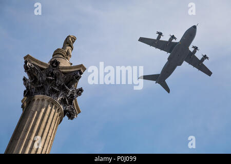 Londra, Regno Unito. Il 9 giugno 2018. Royal fly-passato come parte di Trooping il colore. RAF aerei militari nel passaggio di formazione di Nelson's colonna compresi: BBMF Lancaster, Spitfire ed Hurricane, A400M Atlas, C17 Globemaster III, Voyager, due tifoni, quattro Tornado GR4s, e nove frecce rosse. Credito: Guy Corbishley/Alamy Live News Foto Stock