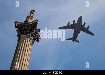 Londra, Regno Unito. Il 9 giugno 2018. Royal fly-passato come parte di Trooping il colore. RAF aerei militari nel passaggio di formazione di Nelson's colonna compresi: BBMF Lancaster, Spitfire ed Hurricane, A400M Atlas, C17 Globemaster III, Voyager, due tifoni, quattro Tornado GR4s, e nove frecce rosse. Credito: Guy Corbishley/Alamy Live News Foto Stock