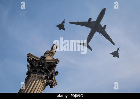 Londra, Regno Unito. Il 9 giugno 2018. Royal fly-passato come parte di Trooping il colore. RAF aerei militari nel passaggio di formazione di Nelson's colonna compresi: BBMF Lancaster, Spitfire ed Hurricane, A400M Atlas, C17 Globemaster III, Voyager, due tifoni, quattro Tornado GR4s, e nove frecce rosse. Credito: Guy Corbishley/Alamy Live News Foto Stock