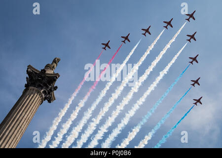 Londra, Regno Unito. Il 9 giugno 2018. Royal fly-passato come parte di Trooping il colore. RAF aerei militari nel passaggio di formazione di Nelson's colonna compresi: BBMF Lancaster, Spitfire ed Hurricane, A400M Atlas, C17 Globemaster III, Voyager, due tifoni, quattro Tornado GR4s, e nove frecce rosse. Credito: Guy Corbishley/Alamy Live News Foto Stock