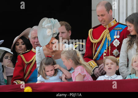 Londra, Regno Unito. Il 9 giugno 2018. Prince George sembra interessato come sua madre, SUA ALTEZZA REALE IL PRINCIPE DI GALLES Catherine, duchessa di Cambridge e il Savannah Phillips attirare la sua sorella, la Principessa Charlotte come lei prende una caduta sul balcone a Buckingham Palace durante il flypast alla fine di Trooping il colore, il compleanno di Queens Parade. Credito di Londra: amanda rose/Alamy Live News Foto Stock