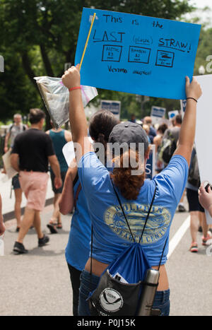 Washington DC, Stati Uniti d'America. Il 9 giugno 2018. Un protestor detiene un segno sul marzo per l'oceano a Washington D.C., il 9 giugno 2018. Credito: Robert Meyers/Alamy Live News Foto Stock