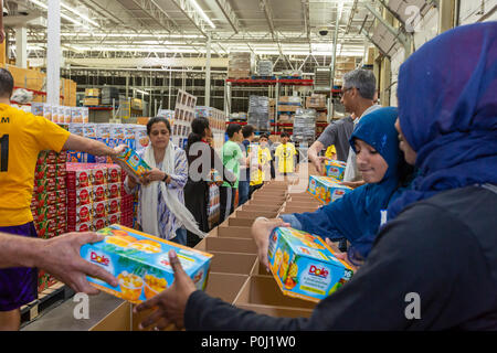 Novi nel Michigan STATI UNITI D'America - 9 giugno 2018 - musulmana volontari pacchetto scatole di cibo per i meno fortunati nell'area di Detroit durante il mese del Ramadan. I musulmani sono tenuti a contribuire al lavoro caritativo durante il mese. Credito: Jim West/Alamy Live News Foto Stock