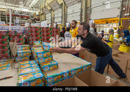 Novi nel Michigan STATI UNITI D'America - 9 giugno 2018 - musulmana volontari pacchetto scatole di cibo per i meno fortunati nell'area di Detroit durante il mese del Ramadan. I musulmani sono tenuti a contribuire al lavoro caritativo durante il mese. Credito: Jim West/Alamy Live News Foto Stock