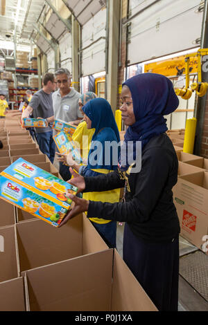 Novi nel Michigan STATI UNITI D'America - 9 giugno 2018 - musulmana volontari pacchetto scatole di cibo per i meno fortunati nell'area di Detroit durante il mese del Ramadan. I musulmani sono tenuti a contribuire al lavoro caritativo durante il mese. Credito: Jim West/Alamy Live News Foto Stock