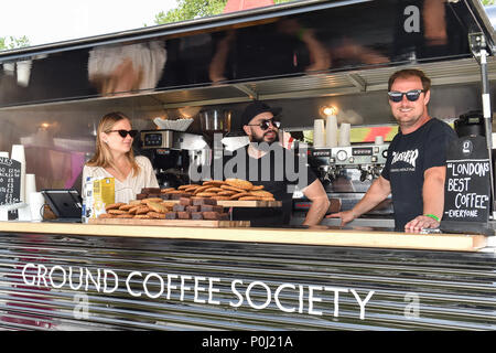 Londra, Regno Unito. Il 9 giugno 2018. Il coffe shop durante Chestertons Polo nel Parco: Signore giorno a Hurlingham Park sabato, 09 giugno 2018. Inghilterra, Londra. Credito: Taka G Wu Credito: Taka Wu/Alamy Live News Foto Stock