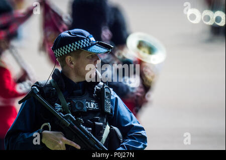 Londra, Regno Unito. Il 9 giugno, 2018. Un agente di polizia armato durante la parata delle truppe.La cerimonia del Trooping il colore è creduto di avere il primo stato eseguito durante il regno di Re Carlo II. Nel 1748, è stato deciso che la parata sarebbe utilizzato per contrassegnare il compleanno ufficiale del sovrano. Più di 600 guardie e della cavalleria compongono la parata, una celebrazione del sovrano ufficiale di compleanno, sebbene la regina effettiva del compleanno è il 21 aprile. Credito: Brais G. Rouco/SOPA Immagini/ZUMA filo/Alamy Live News Foto Stock