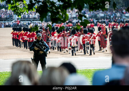 Londra, Regno Unito. Il 9 giugno, 2018. Un agente di polizia armato visto durante la parata delle truppe.La cerimonia del Trooping il colore è creduto di avere il primo stato eseguito durante il regno di Re Carlo II. Nel 1748, è stato deciso che la parata sarebbe utilizzato per contrassegnare il compleanno ufficiale del sovrano. Più di 600 guardie e della cavalleria compongono la parata, una celebrazione del sovrano ufficiale di compleanno, sebbene la regina effettiva del compleanno è il 21 aprile. Credito: Brais G. Rouco/SOPA Immagini/ZUMA filo/Alamy Live News Foto Stock