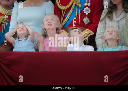 Londra, Regno Unito. Il 9 giugno 2018. Entusiasti giovani reali, L-R; Princess Charlotte di Cambridge, Savannah Phillips, Prince George di Cambridge e Isla Phillips godendo il Trooping il colore fly-passato da Buckingham Palace balcone. Credito: amanda rose/Alamy Live News Foto Stock