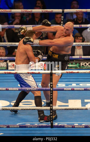 Arena di Manchester, Manchester, Regno Unito. Il 9 giugno, 2018. Frank Warren Boxe promozioni, Tyson Fury versus Sefer Seferi; Tyson Fury spinge Sefer Seferi durante il loro Internazionale Concorso pesante lotta Credit: Azione Plus sport/Alamy Live News Foto Stock