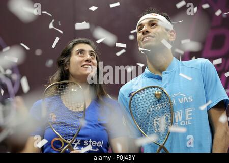 Dubai, Emirati Arabi Uniti. Il 9 giugno, 2018. Gli uomini della medaglia di oro Mohamed El-shorbagy (R) di Egitto e donna oro medaglia Nour El Sherbini d'Egitto reagire durante la cerimonia di premiazione a Dubai World Series Finals squash nel torneo di Dubai, Emirati Arabi Uniti, 9 giugno 2018. Credito: Mahmoud Khaled/Xinhua/Alamy Live News Foto Stock